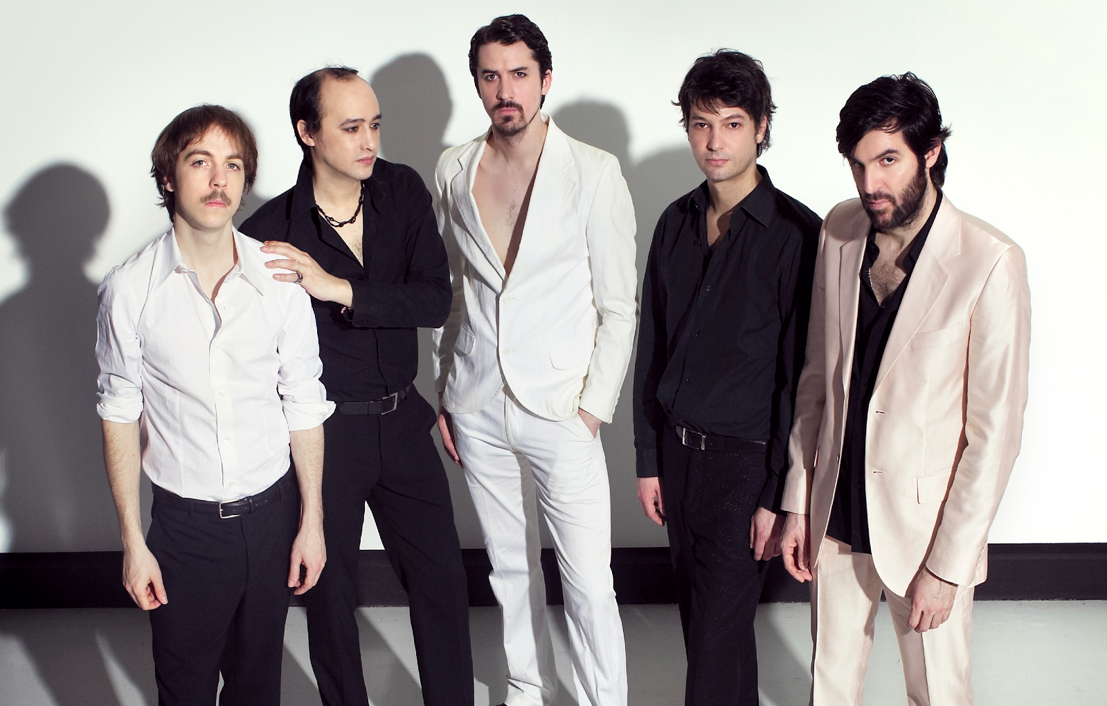 Les cinq membres du groupe Poni Hoax regardent la caméra. © Sofia Sanchez & Mauro Mongiello.