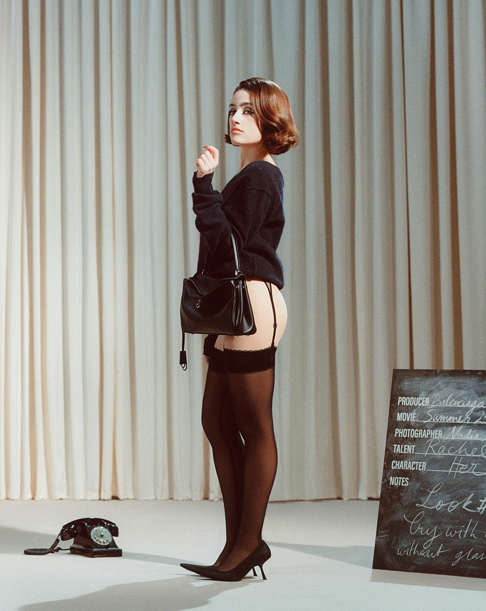 L’actrice Rachel Sennott dans la campagne Été 25 de Balenciaga © Courtesy of Balenciaga.