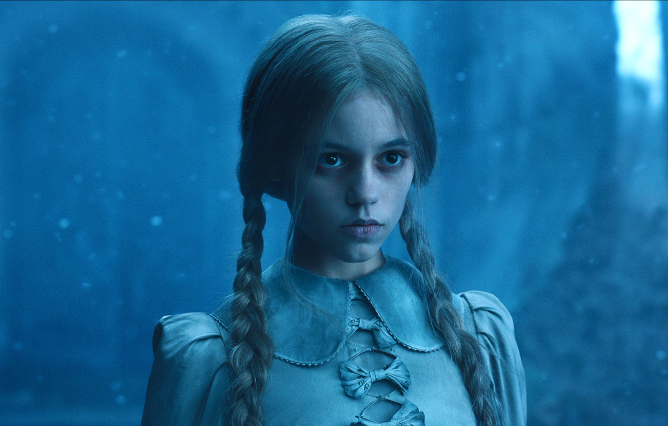 Jenna Ortega regarde la caméra au milieu de paysages enneigés dans la saison 1 de la série Mercredi.