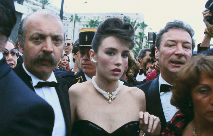 Isabelle Adjani en robe de soirée entourée d'une marée de personnes au Festival de Cannes 1983.