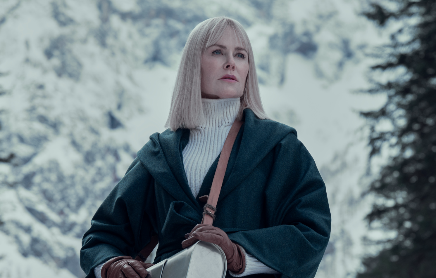Nicole Kidman au milieu d'arbres enneigés dans la saison 2 de la série Nine Perfect Strangers.