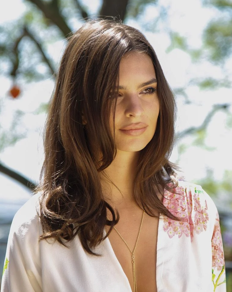 Photo d'Emily Ratajkowski dans un paysage naturel dans le film We Are Your Friends.