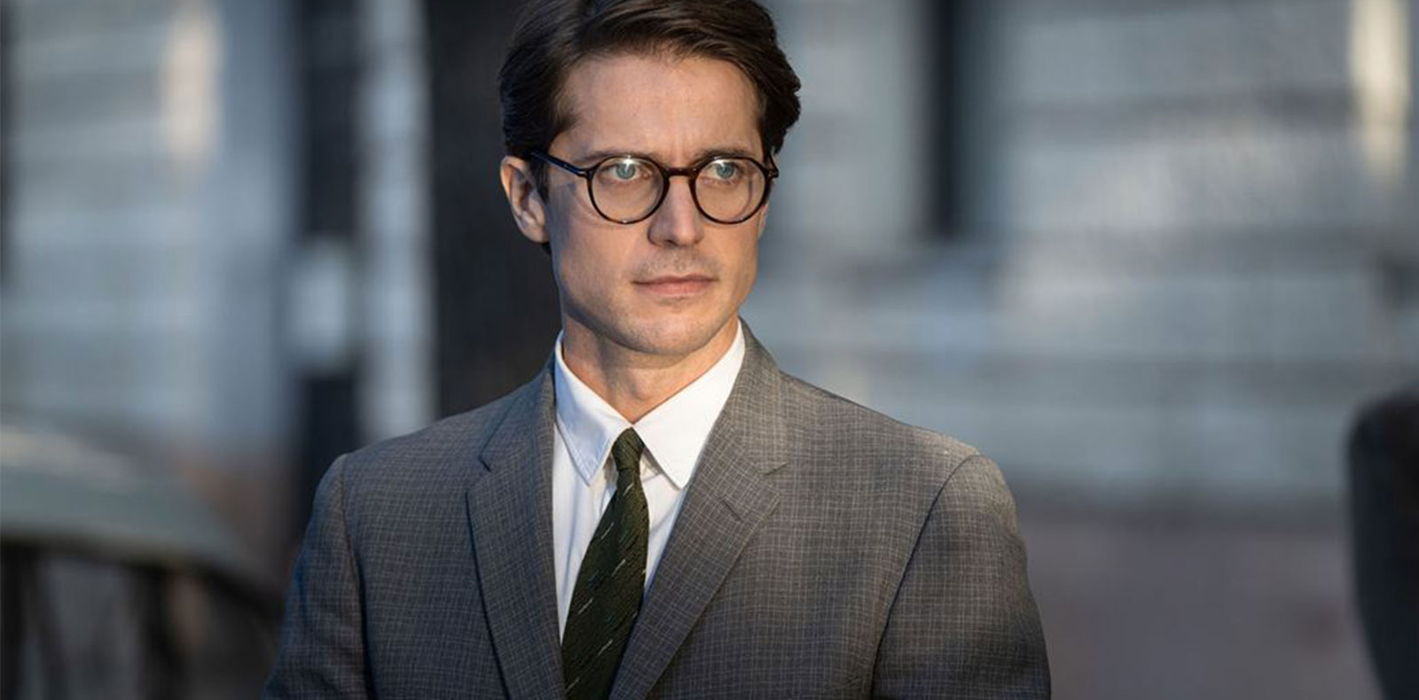 Lucas Bravo dans le film Une Robe pour Mrs. Harris (2022) d'Anthony Fabian © Ada Films Ltd - Harris Squared Kft.