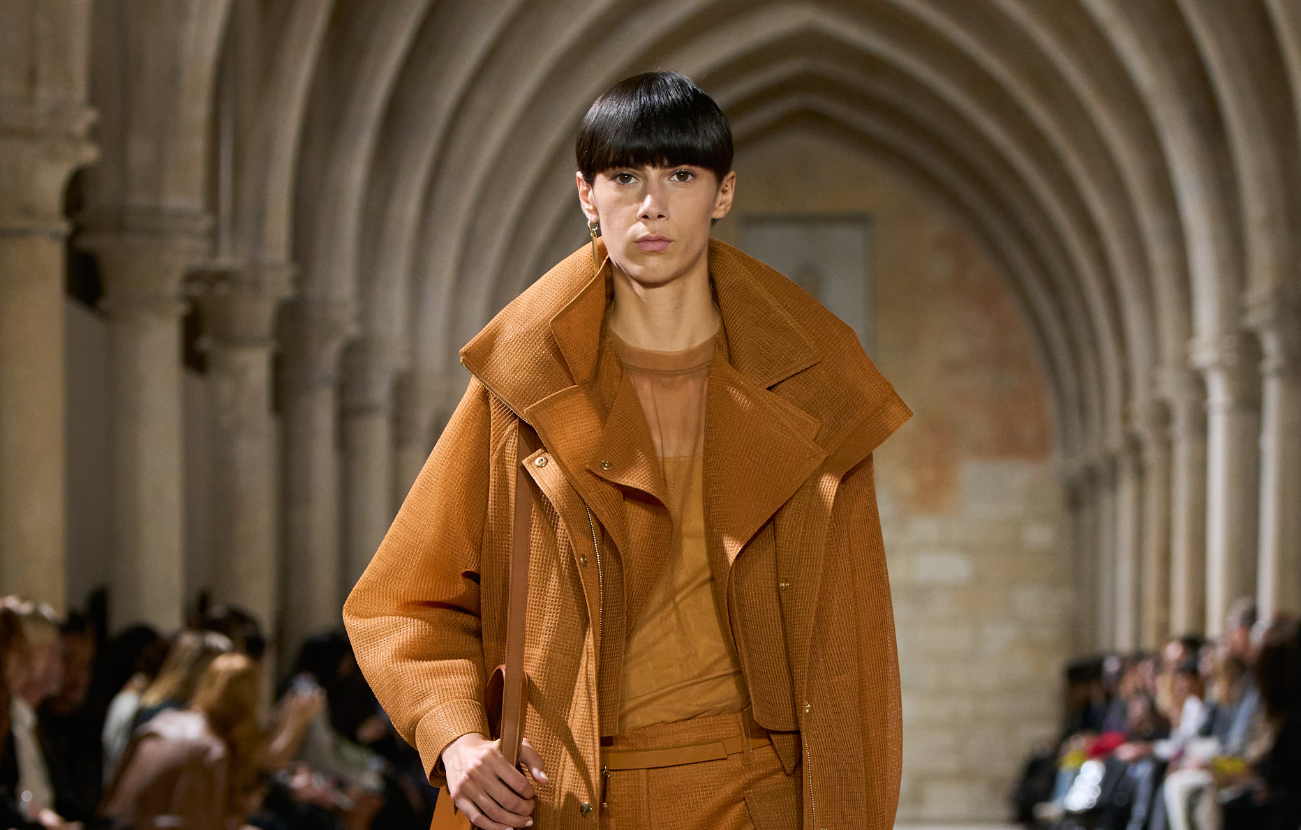 Le défilé Akris printemps-été 2025.