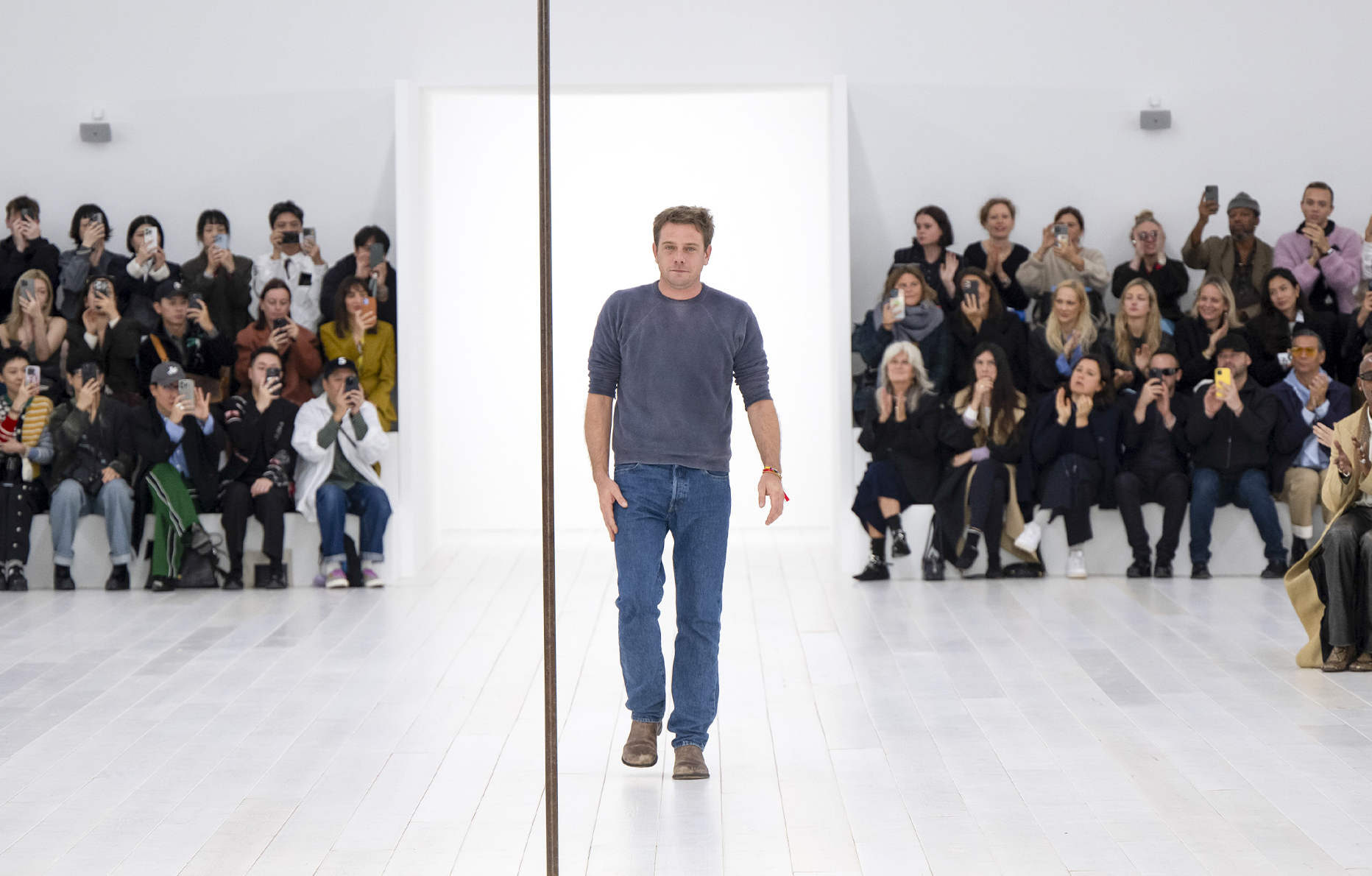 Jonathan Anderson au défilé Loewe printemps-été 2025 à la Fashion Week de Paris le 27 septembre 2024 © Victor VIRGILE/Gamma-Rapho via Getty Images.