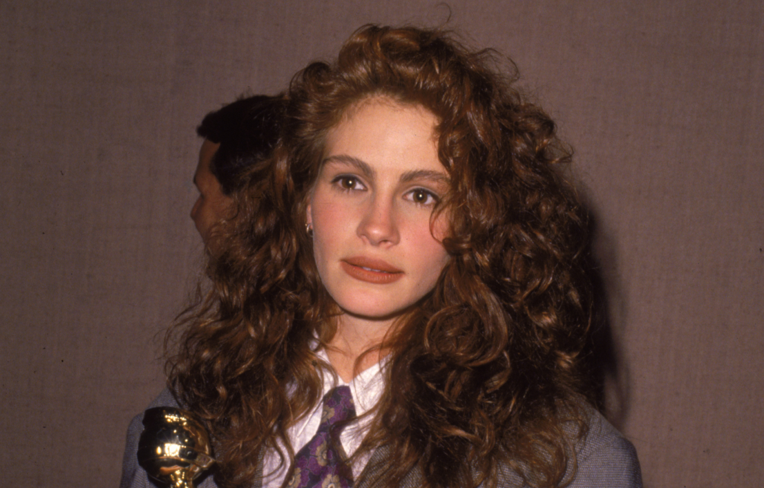 L’actrice américaine Julia Roberts tient en main son Golden Globe de la meilleure actrice dans un second rôle à la 47e cérémonie des Golden Globes, tenue à l’hôtel Beverly Hilton, Californie, le 20 janvier 1990. © Darlene Hammond/Getty Images.