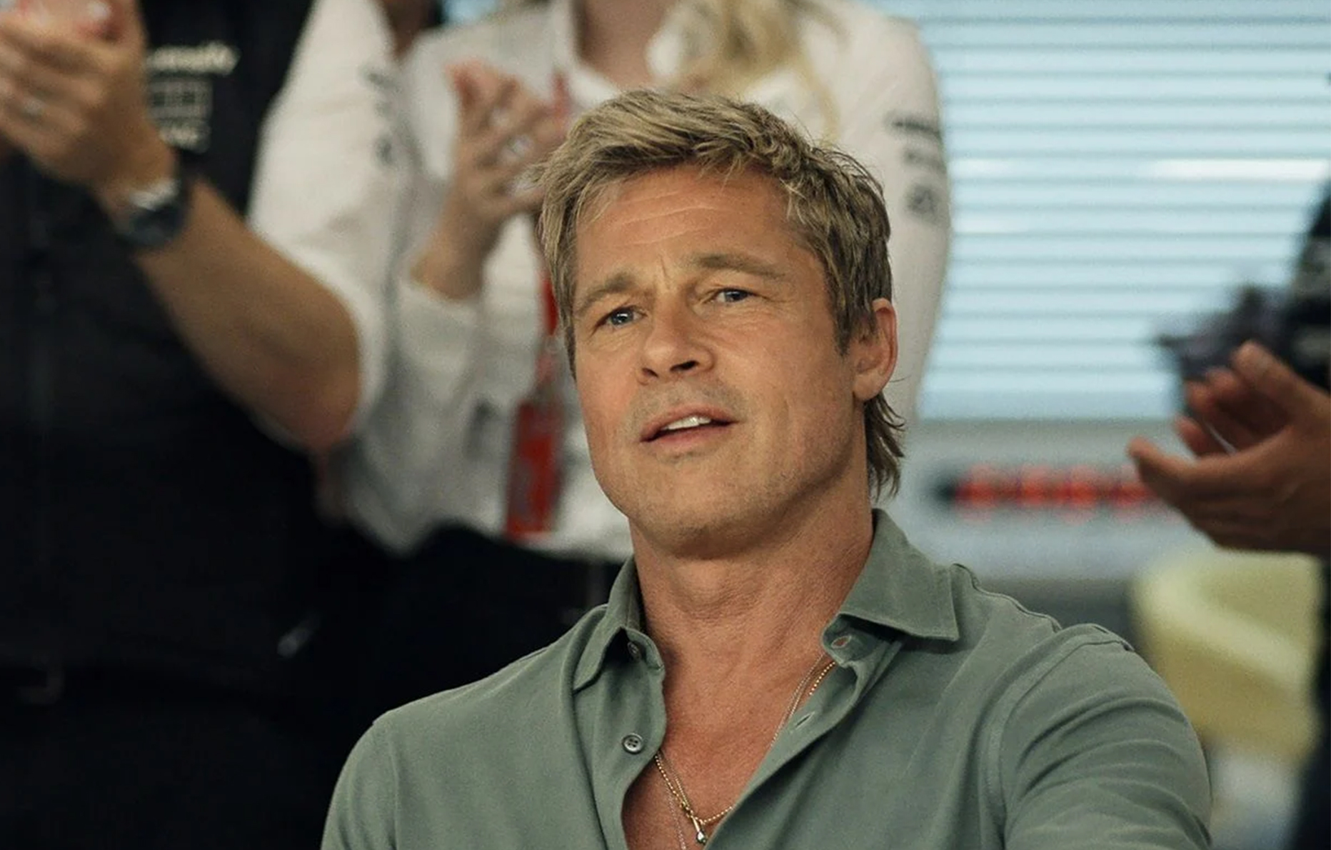 Brad Pitt dans le film F1 (2025) © Warner Bros.