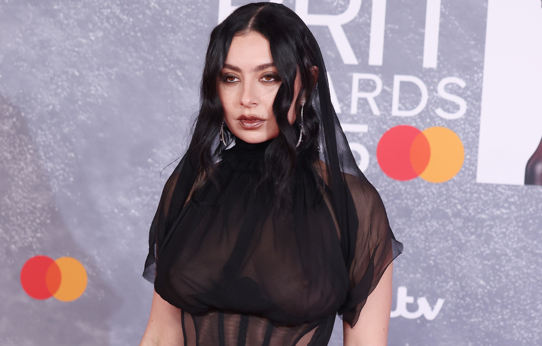 Charli xcx en Dilara Findikoglu aux BRIT Awards 2025 à l'Intercontinental Hotel de Londres, le 1er mars 2025. Photo par Neil Mockford/FilmMagic via Getty Images.