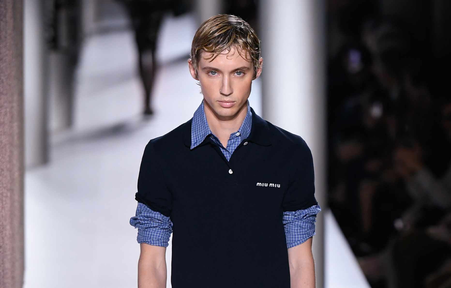 Miu Miu Boy tendance menswear phare de 2025 avec Troye Sivan 
