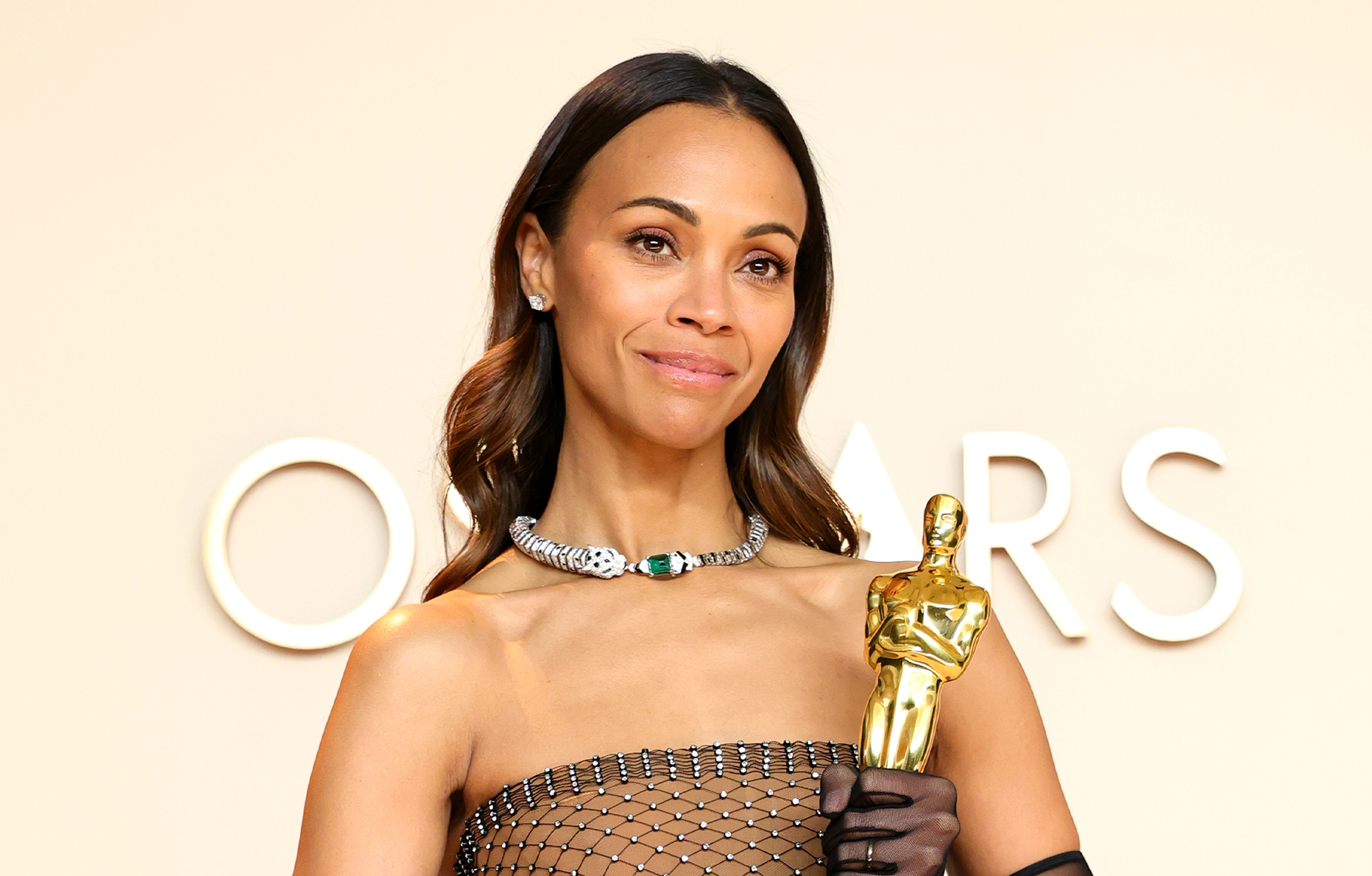Zoe Saldana, lauréate du prix de la meilleure actrice dans un second rôle pour Emilia Pérez, lors de la 97e cérémonie des Oscars le 02 mars 2025 à Hollywood © Arturo Holmes/WireImage.