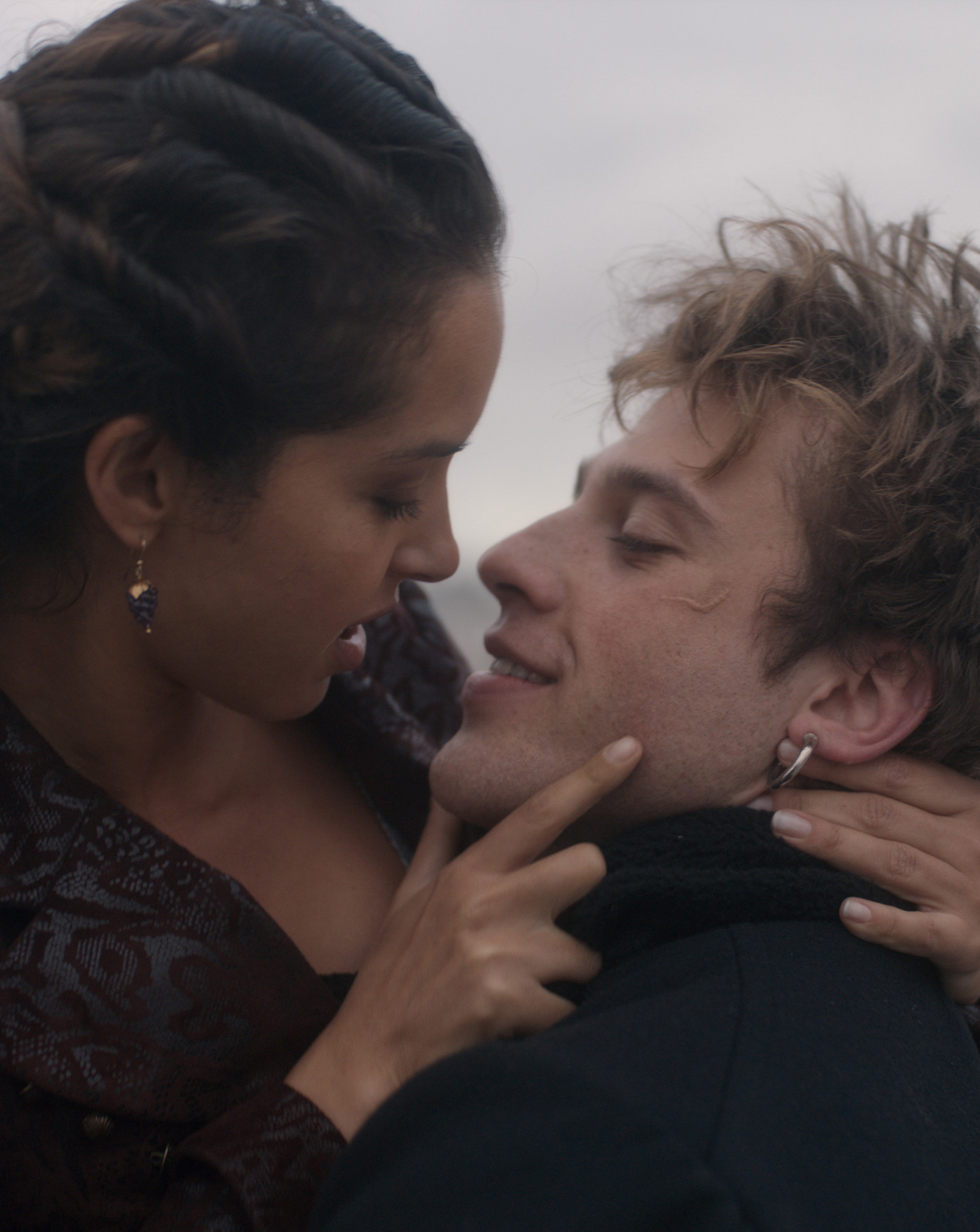 Lyna Khoudri et Benjamin Voisin dans la série Carême (2025) © Apple TV+.