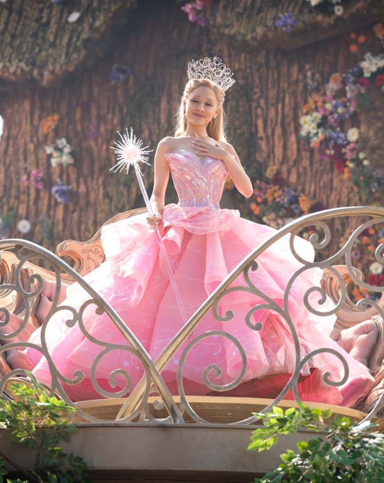 Ariana Grande en robe rose dans le film Wicked.