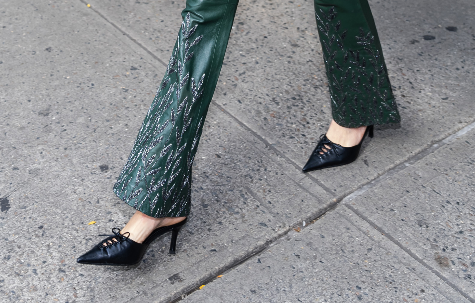 bella hadid mules lacées cuir noir