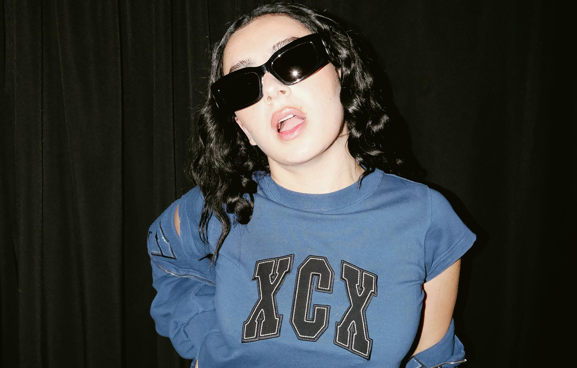Charli xcx prend la pose dans un pull Balenciaga au logo
