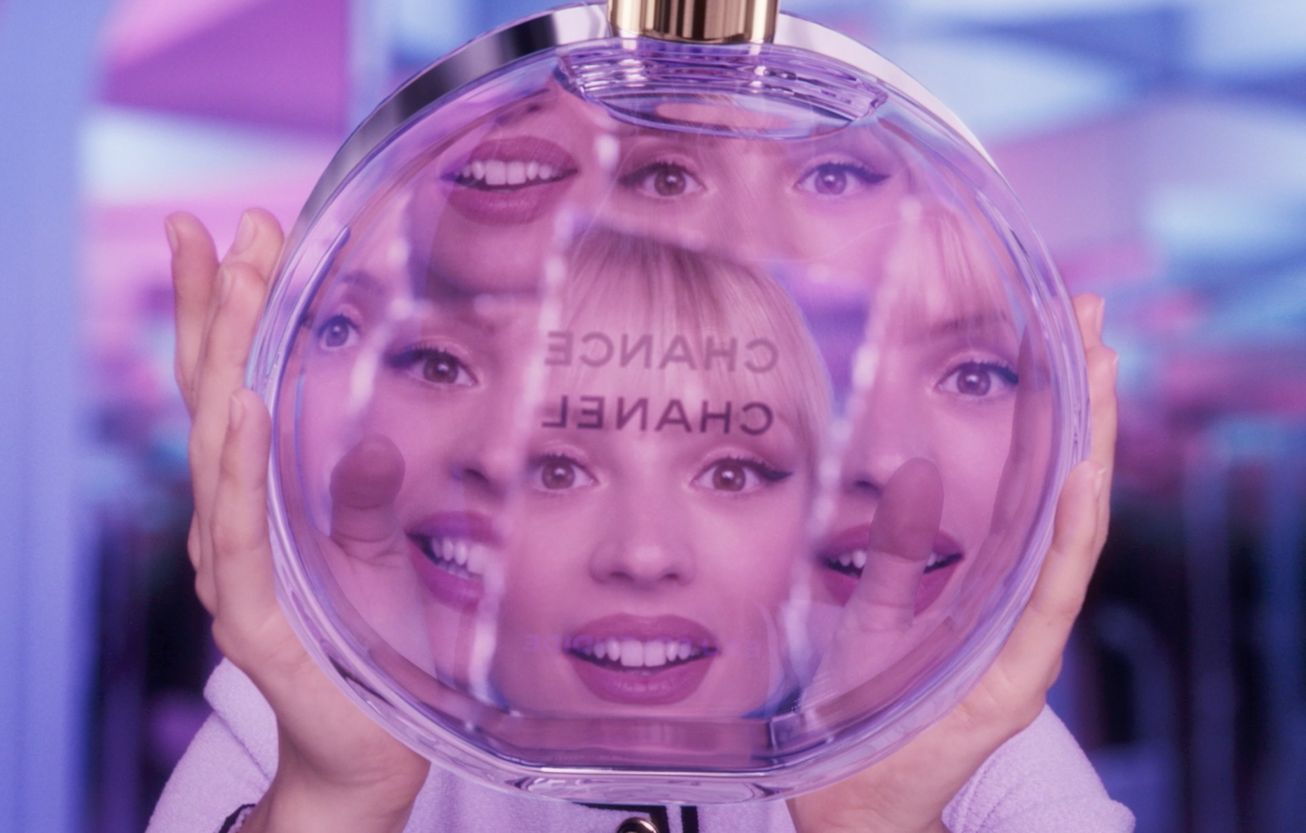 Angèle égérie du parfum Chance Eau Splendide de Chanel