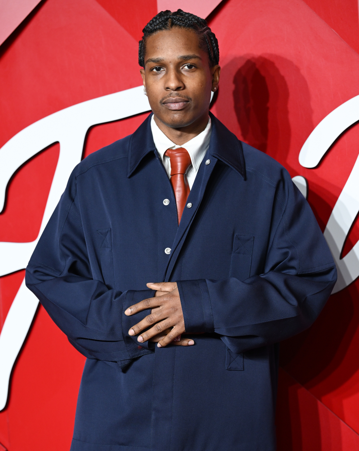 À l’affiche du film Highest 2 Lowest de Spike Lee, le rappeur A$AP Rocky prend la pose dans un ensemble bleu Bottega Veneta aux Fashion Awards 2024.