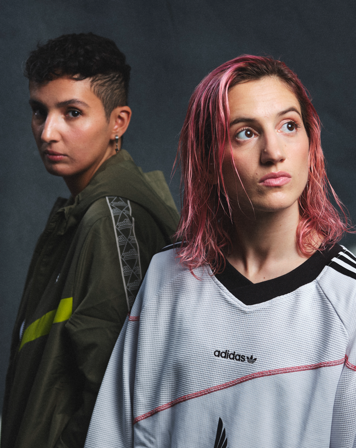 Fatima Daas et Aloïse Sauvage prennent la pose côte à côté sur un arrière-plan gris.