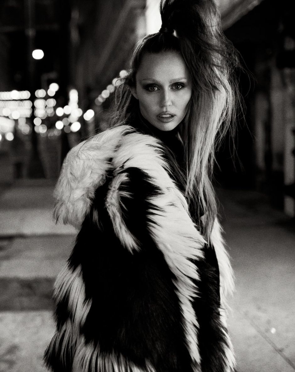 Miley Cyrus en Thierry Mugler vintage pour la sortie de l'album Something Beautiful.