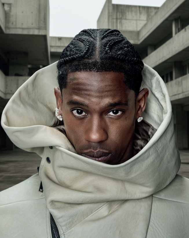 Portrait de Travis Scott regardant la caméra dans un blouson en cuir blanc.