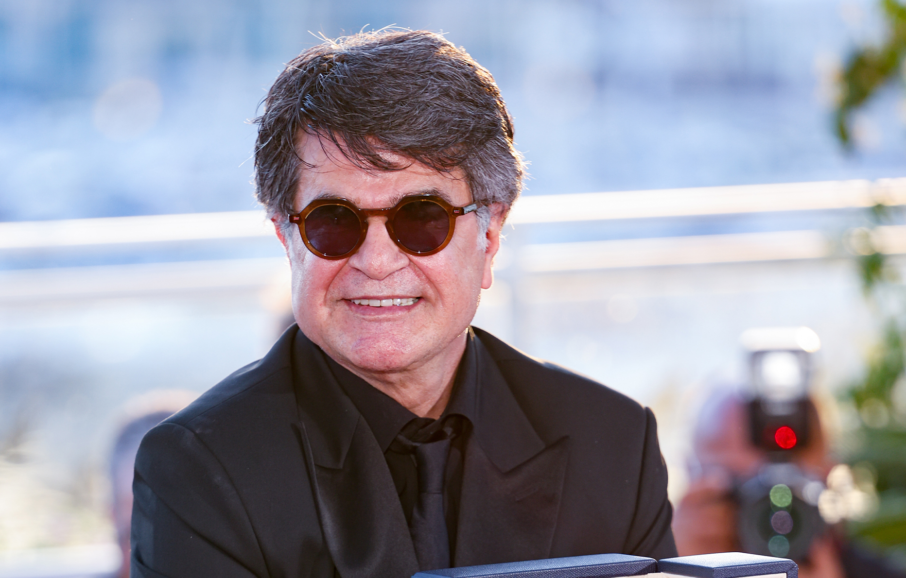 Jafar Panahi, lauréat de la Palme d'Or au 78ème Festival de Cannes au Palais des Festivals le 24 mai 2025 © Lyvans Boolaky/Getty Images.