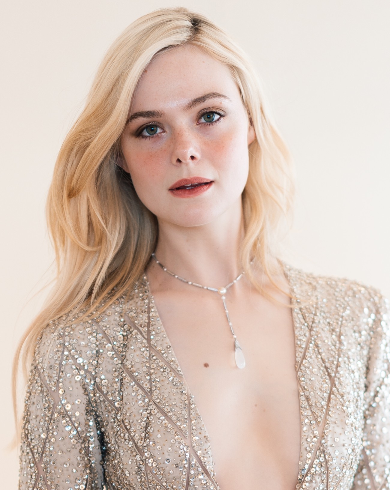 La comédienne Elle Fanning au Festival de Cannes 2025 © L'Oréal Paris.