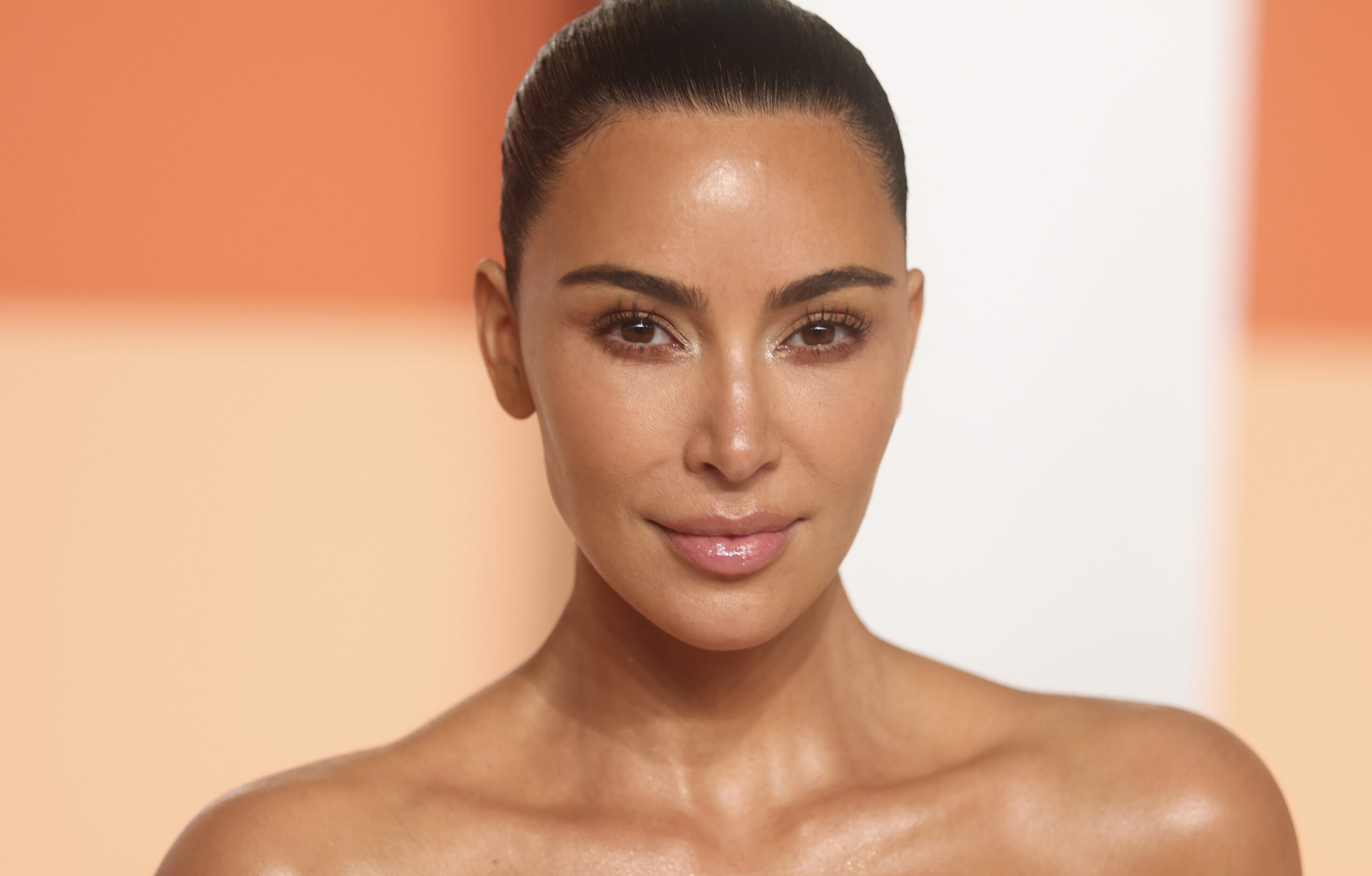 À l'affiche du film The Fifth Wheel, Kim Kardashian prend la pose sur un photocall dans une robe blanche.