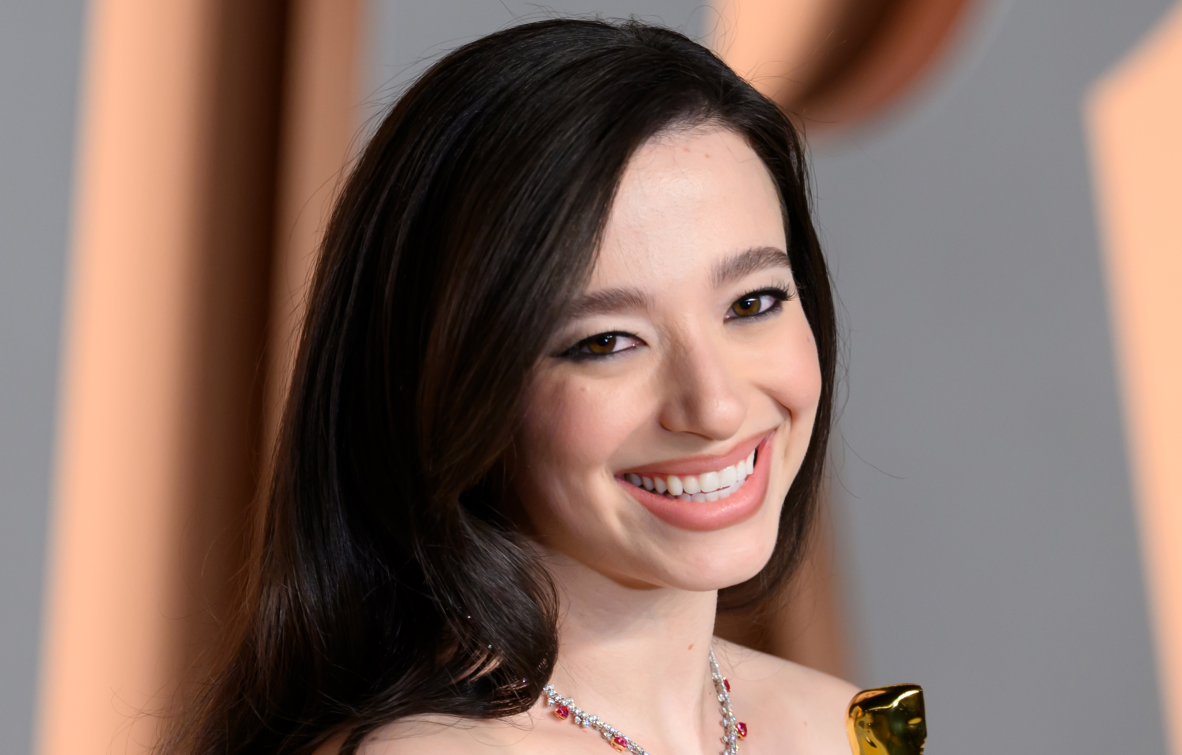 À l'affiche du film Reptilia, l'actrice Mikey Madison prend la pause sur un photocall, son Oscar en main.