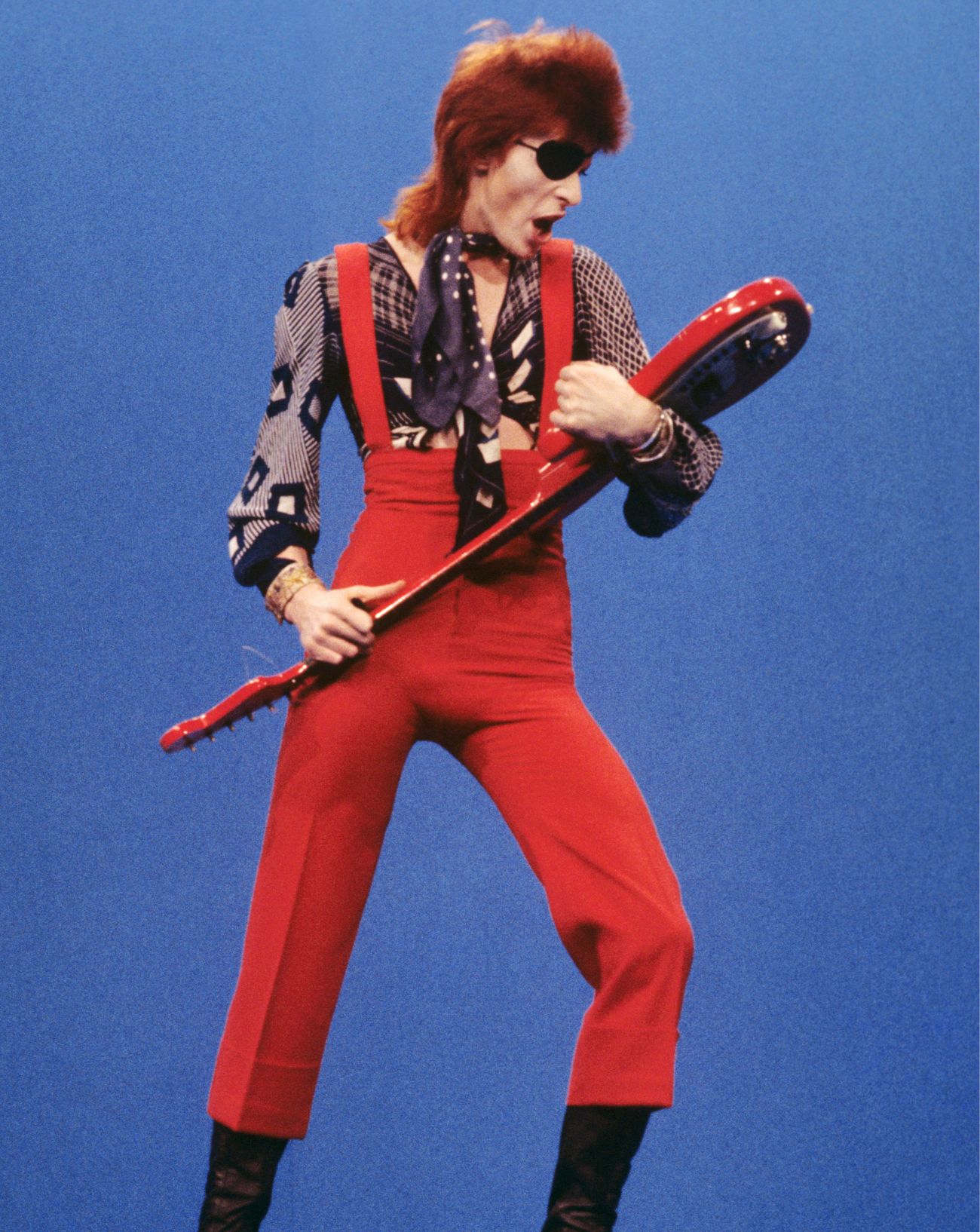 Le chanteur David Bowie interprétant la chanson Rebel Rebel lors de l’émission télévisée néerlandaise TopPop, portant un cache-œil, le 7 février 1974 à Hilversum, aux Pays-Bas.