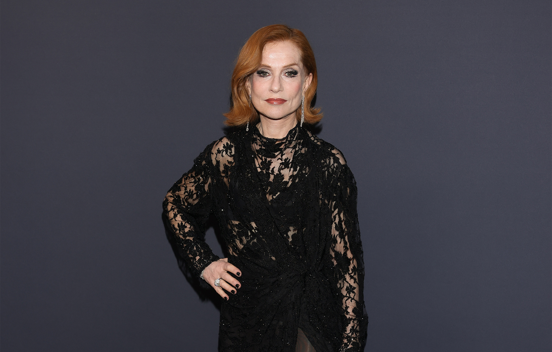 isabelle huppert en robe balenciaga et bijoux de beers au diner women in motion par kering au festival de cannes 2025