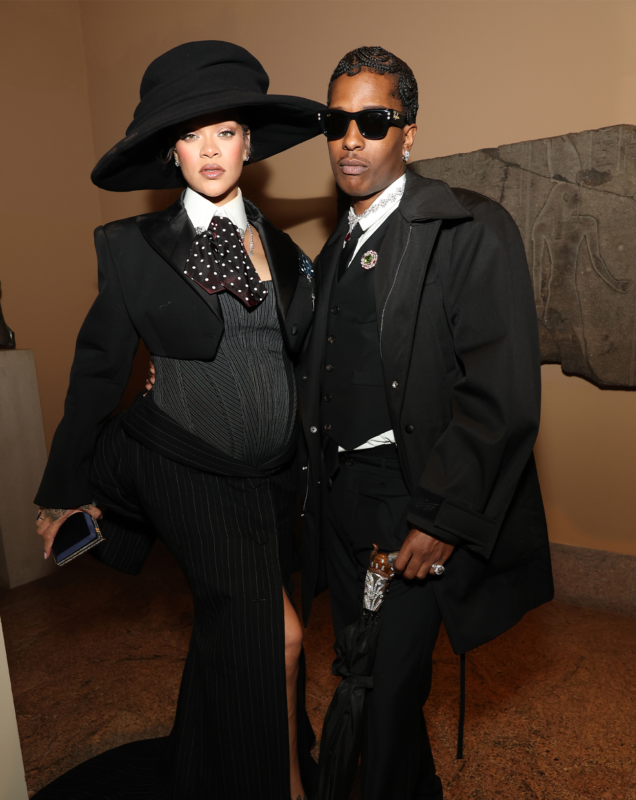 rihanna en ensemble marc jacobs et asap rocky en tailleur awge au met gala 2025